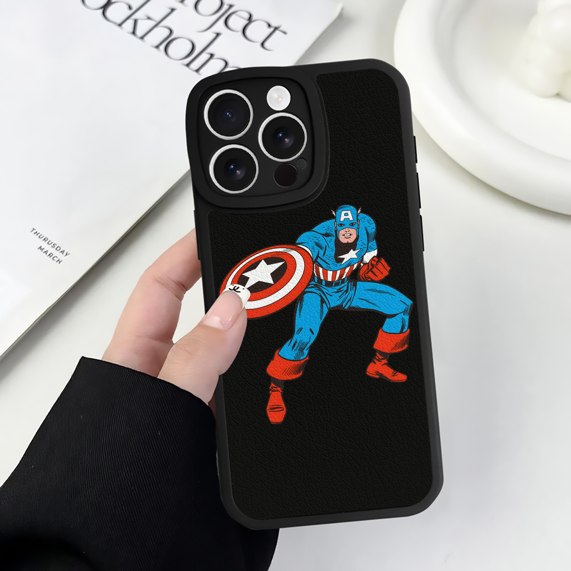 （画像用） アベンジャーズ The Avengers 【iPhone 16シリーズ対応】シリコンスマホケース（レザー調） 材質：シリコン